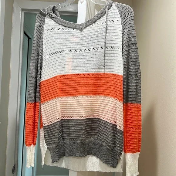 Beautiful color block light weight hooded sweater - Picture 1 of 4